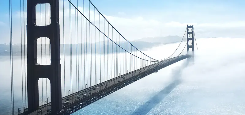 伸向雾里的大桥