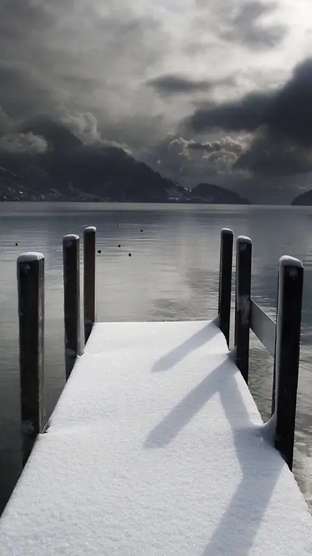 落雪栈桥黑白风景图片