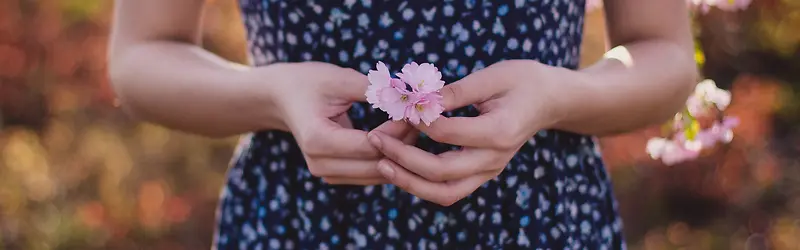 手拿樱花人物背景图