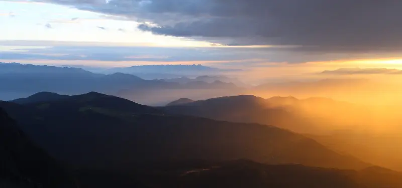 日出山顶背景图