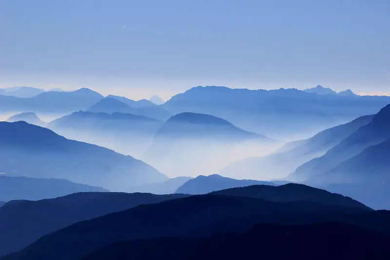 蓝色的山脉背景