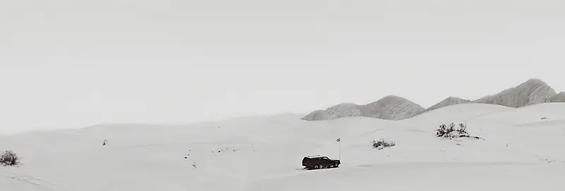 雪原小车灰白黑色低沉摄影背景图
