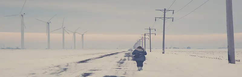 灰色天空风力发电电线杆大雪郊区