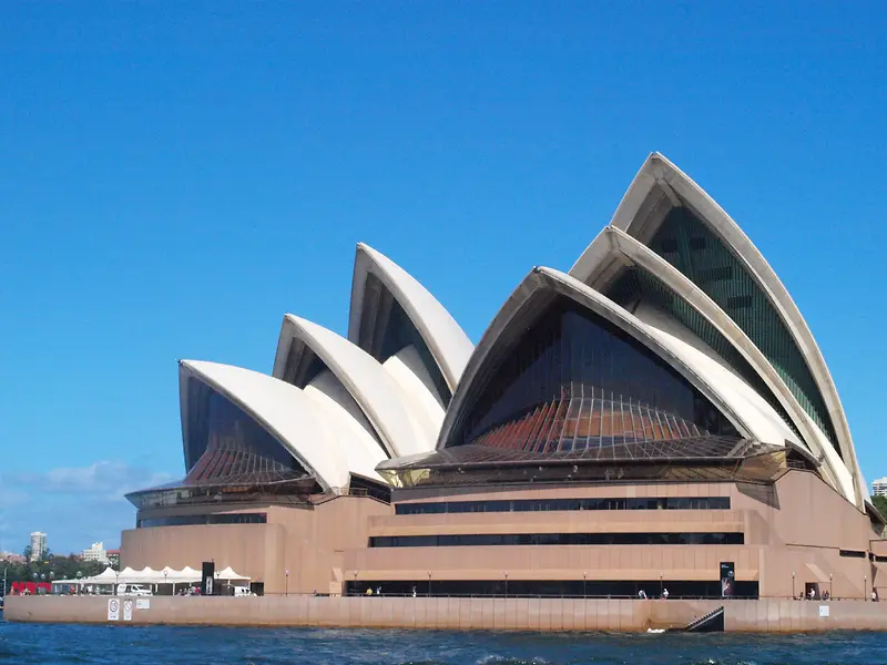 蓝天下悉尼歌剧院背景