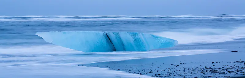 蓝色大海冰块深坑