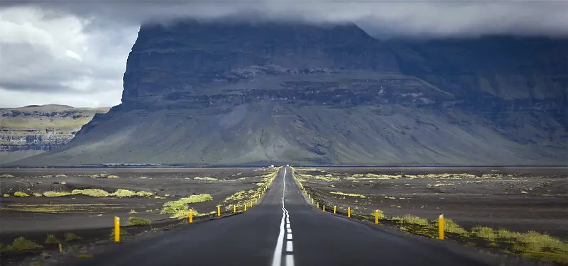 驶向山脉的公路背景