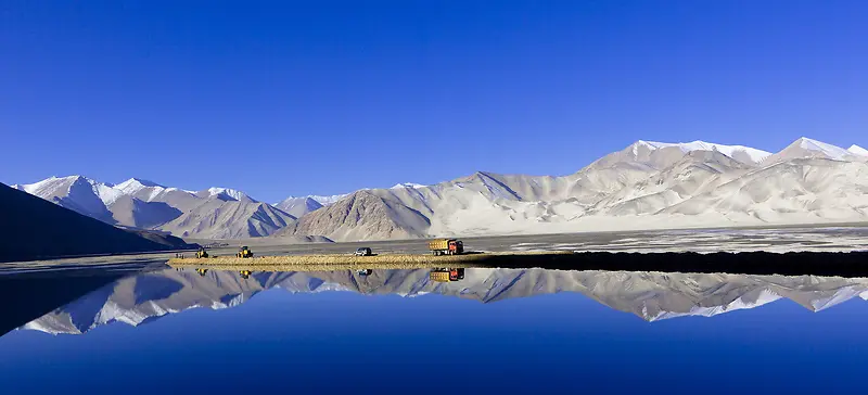 大山湖面风景背景图