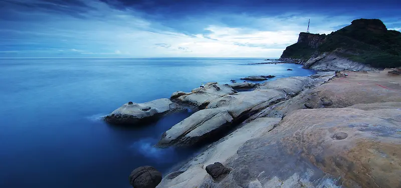 蓝天下的海滩石头风景