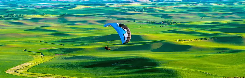绿色田地跳伞图片