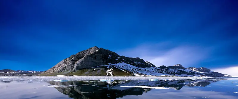 蓝色冬季雪山背景