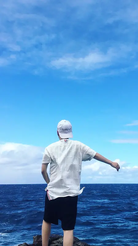 带帽男生面朝大海背景