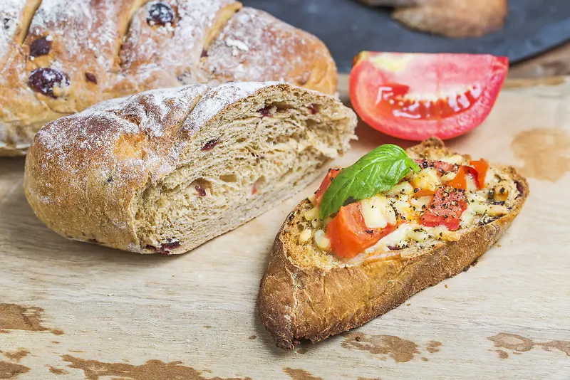 丹麦面包面包条全麦面包番茄背景