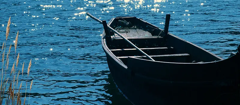 湖边鱼船