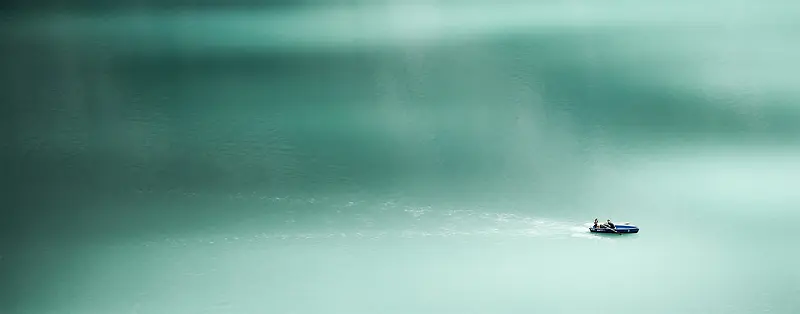 蓝色湖面小舟安静简约背景