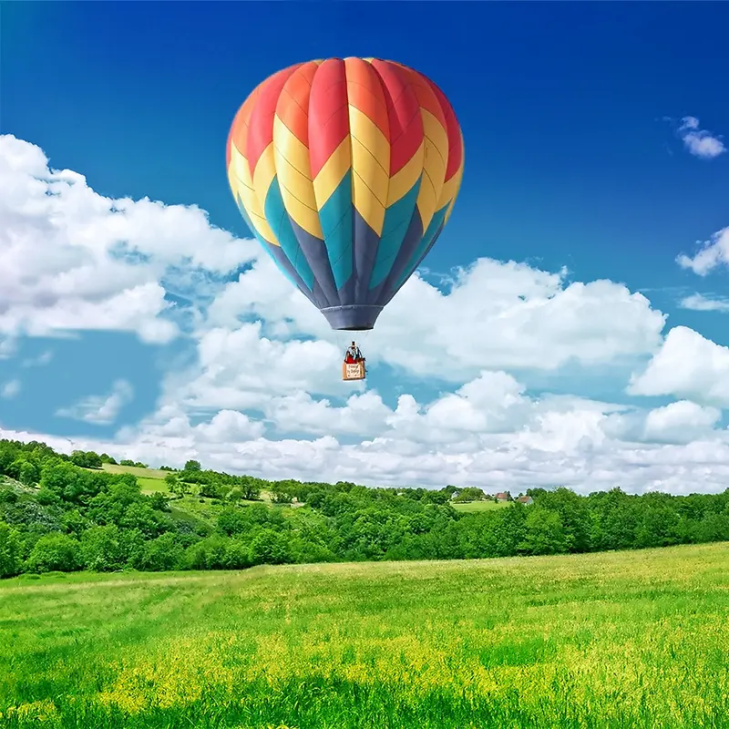 绿色草原热气球飞行主图