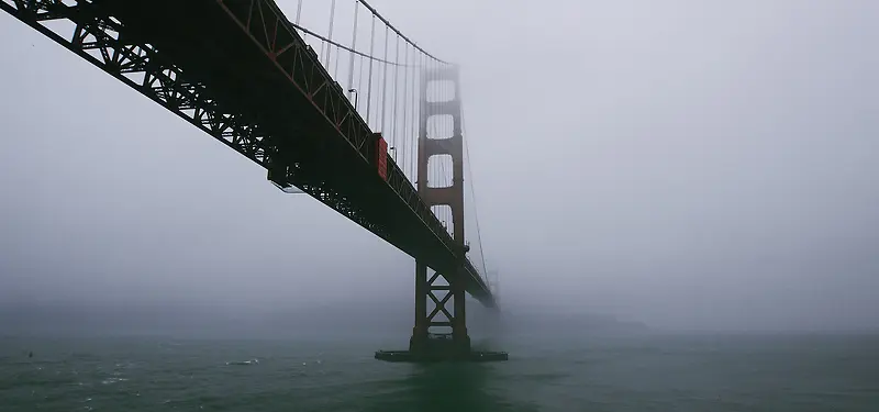 仰望雾里的大桥
