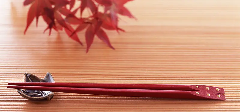 日系清新文艺餐具饮食文化枫叶筷子木质背景