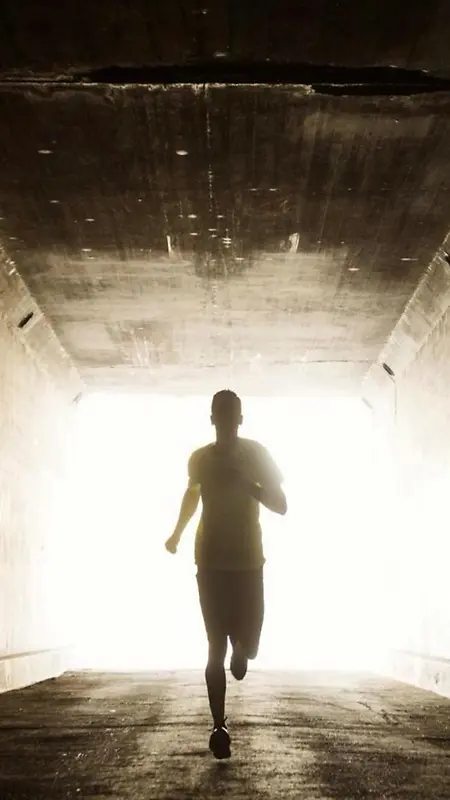 隧道中奔跑的人H5素材背景