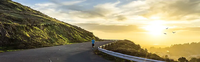 奔跑夕阳山林风景画背景