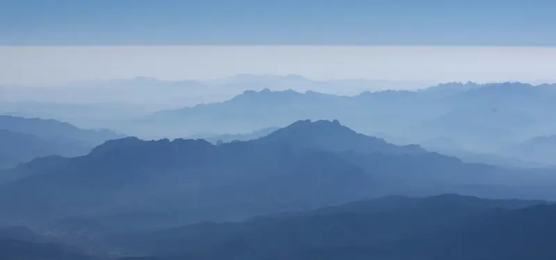 野山荒凉突兀背景