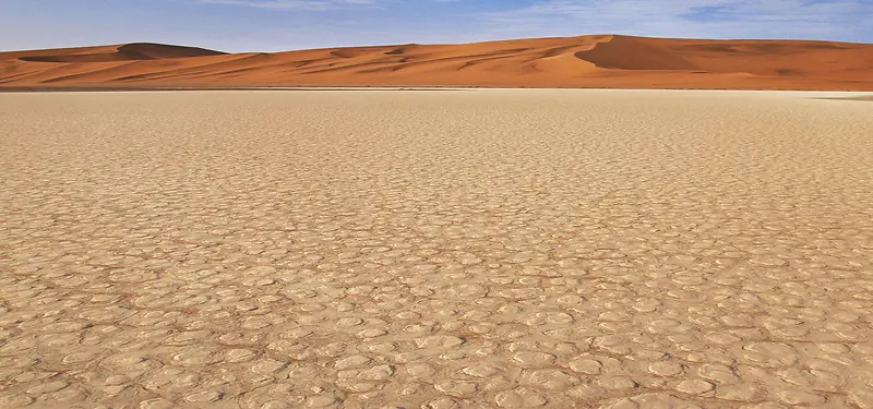 沙漠旁边的干燥土地