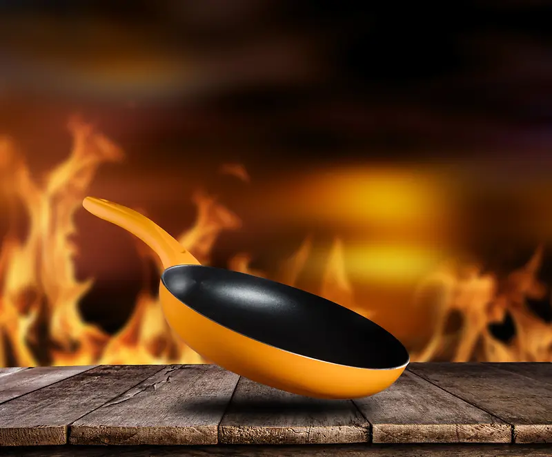 燃烧的火焰背景上的木桌和黄色平底锅背景素