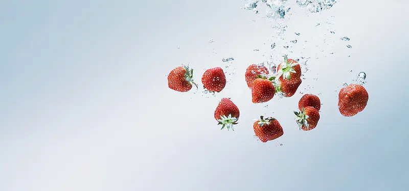 掉落水里的草莓背景