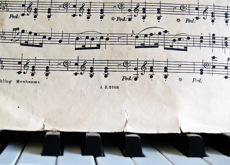 钢琴上的音乐笔记和乐谱