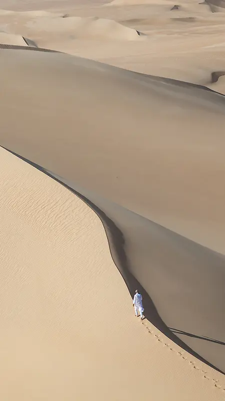 行走在沙漠里的人H5背景素材