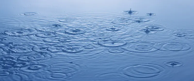 河面雨滴背景