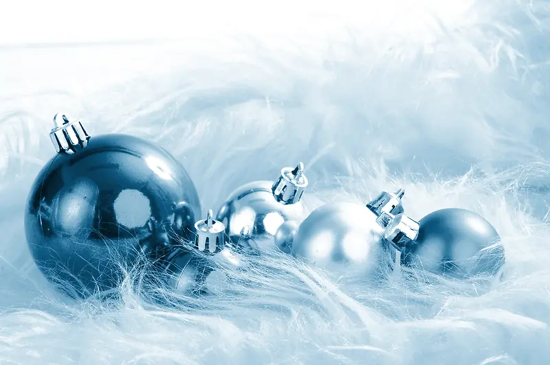 圣诞节装饰球蓝色绒毛毯背景素材