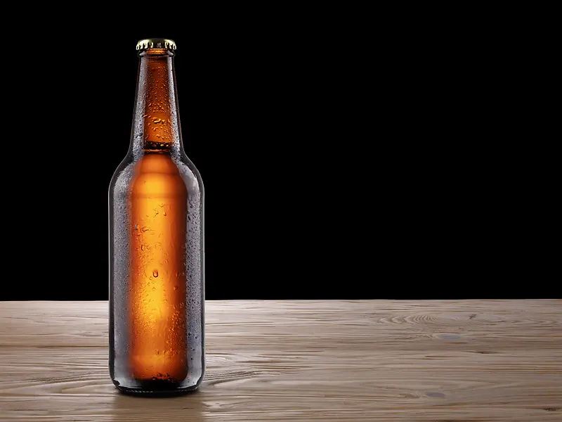 桌面上的一瓶冰镇啤酒背景素材