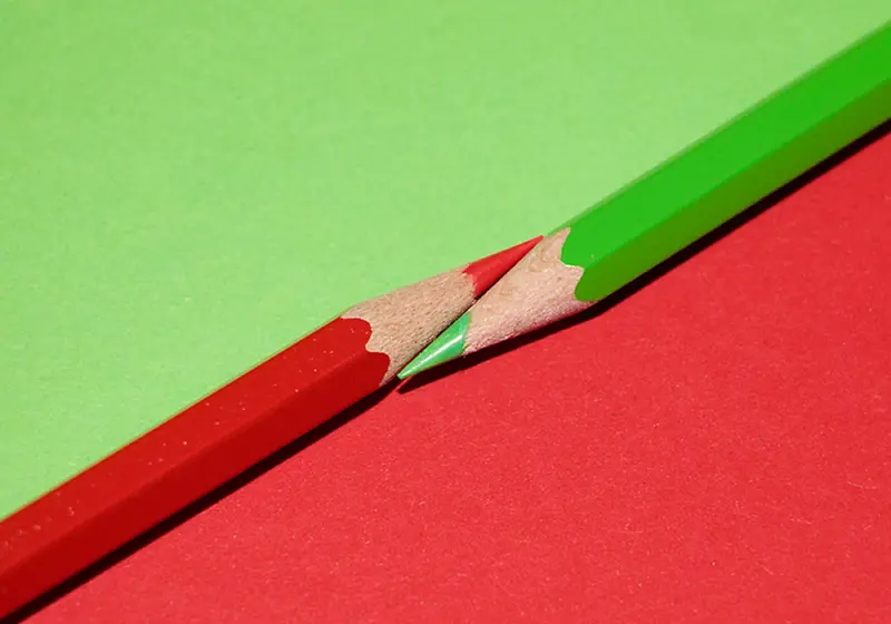 红绿铅笔对角对比背景