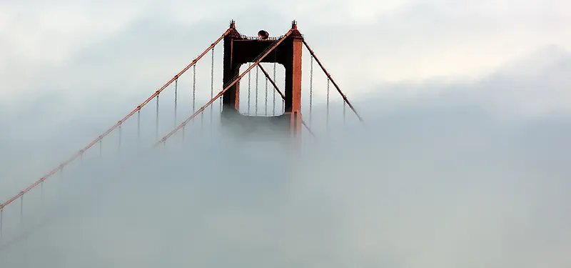 里程碑云中的金门大桥图片