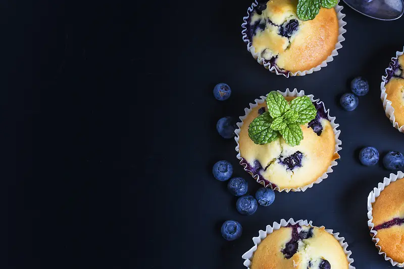 蓝莓松饼与糖粉和新鲜浆果