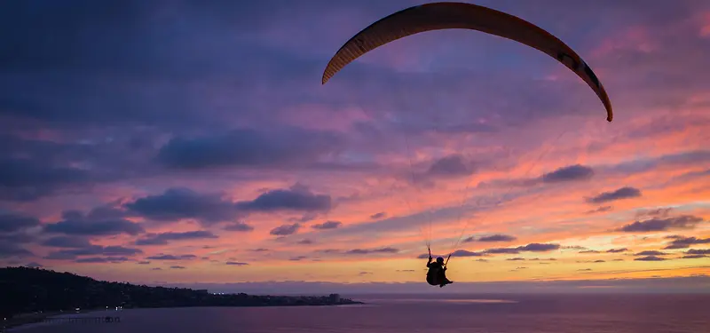 黄昏滑翔伞背景图