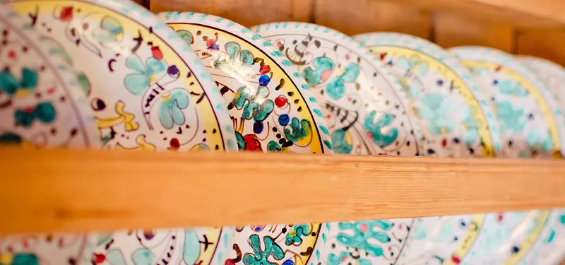 架子上的彩绘陶瓷碟