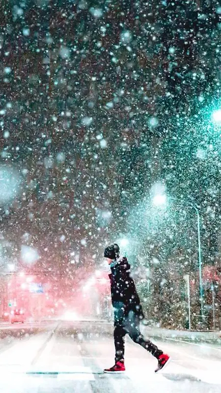 雪景下行走的人H5素材背景