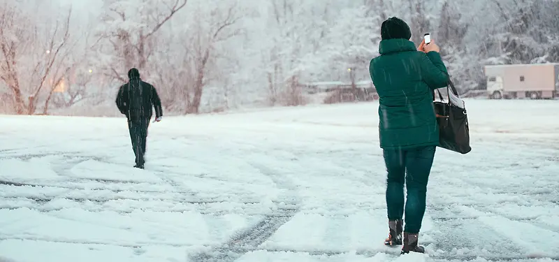 雪地上行走的人图片