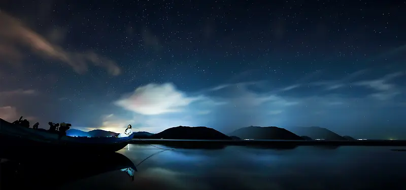 夜晚湖面背景图