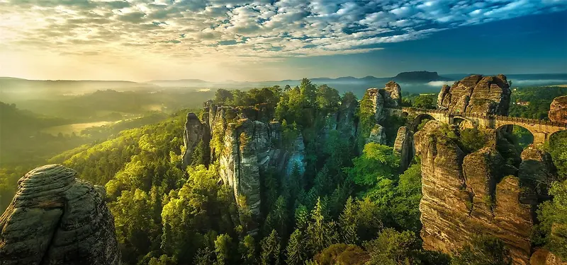 群山巍峨耸立背景