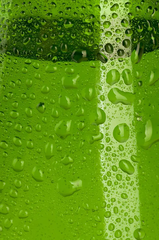 啤酒水珠绿色背景