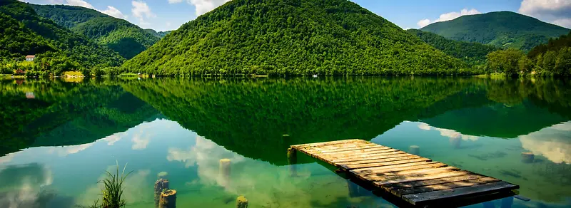 湖边绿色背景