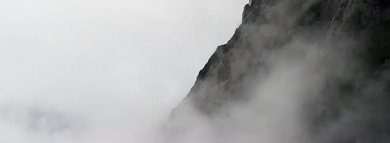 白色雾气高山背景