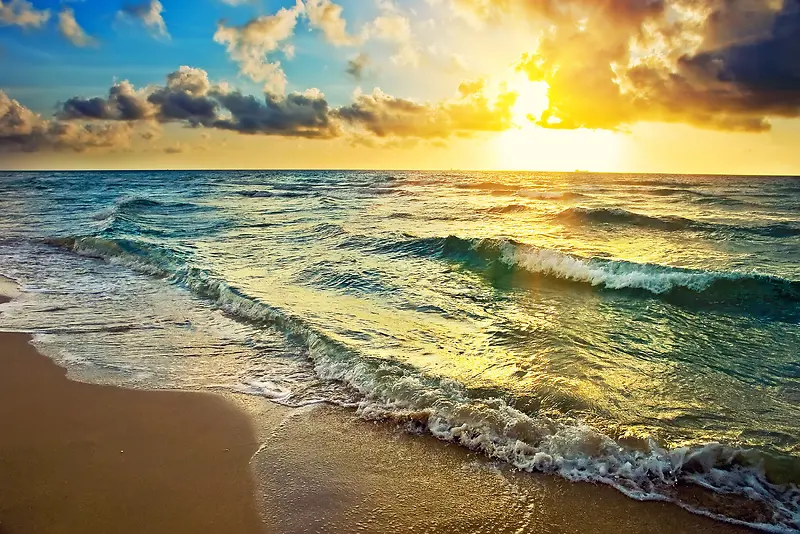 云彩阳光与涌向海边的波浪