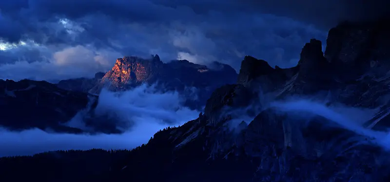 夜晚山峰背景