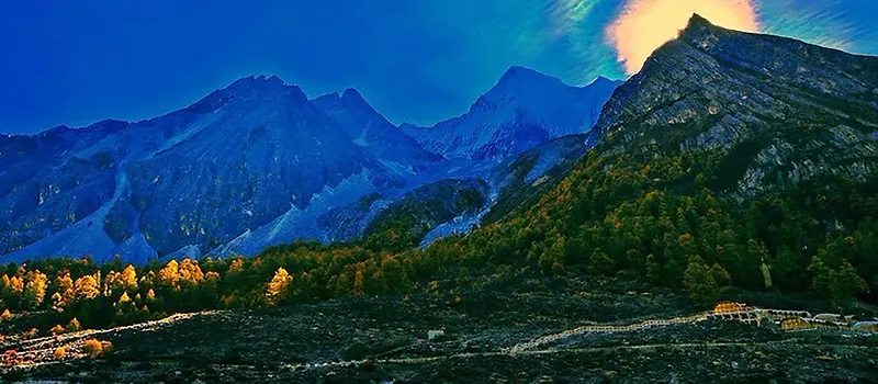 油画阳光山峰背景图