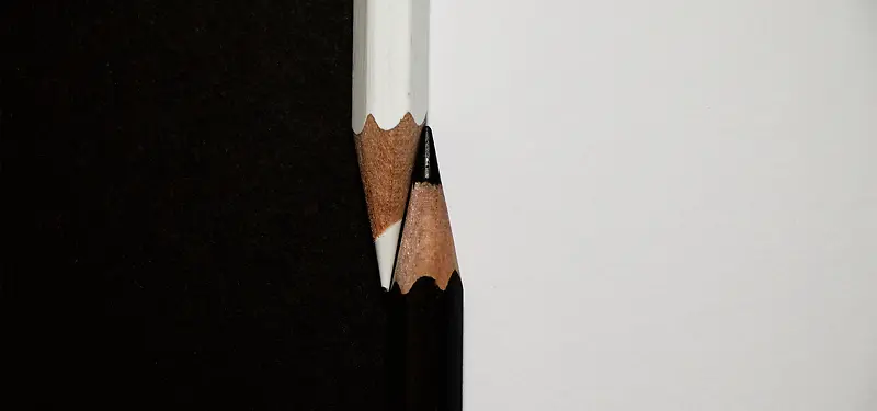 黑白分明的铅笔和纸背景