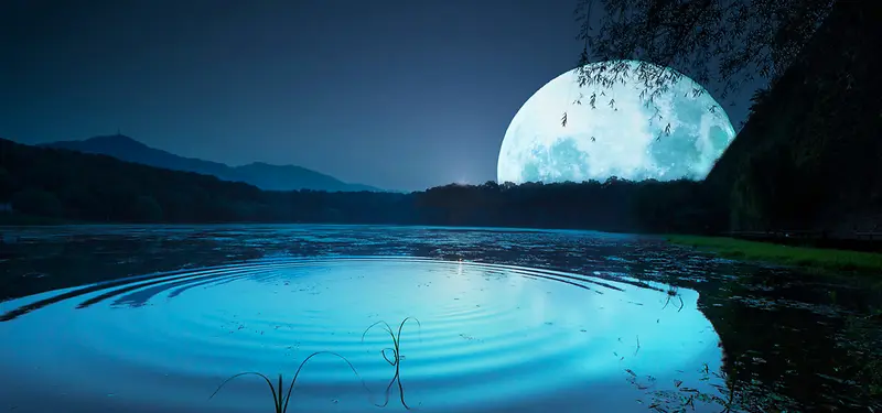 水面月亮背景图