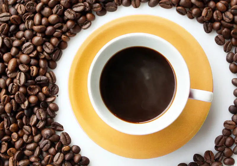 咖啡豆和咖啡杯背景